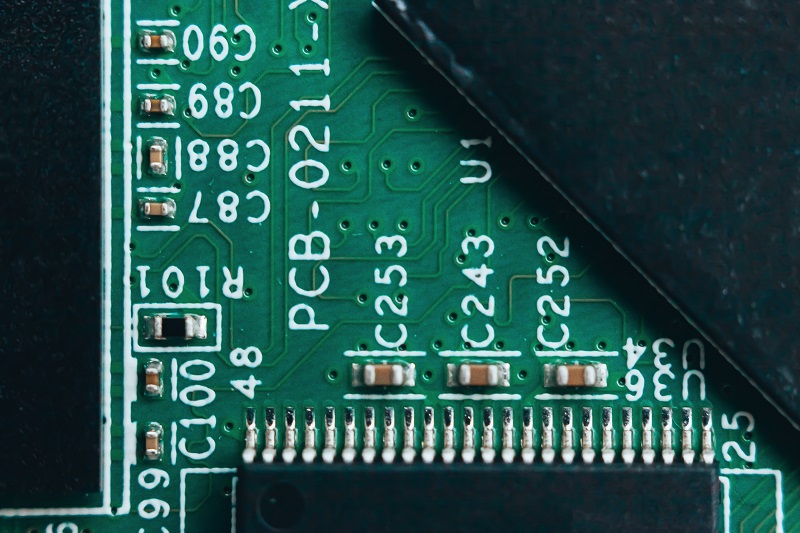 Czy uszkodzenie płytki PCB wpływa na działanie sprzętu elektronicznego?